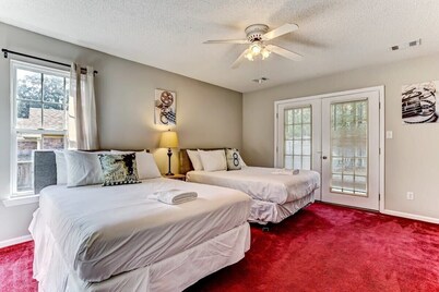 Ruby Red Reels- 15 Mins to Downtown