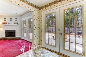 Interior - Ruby Red Reels- 15 Mins to Downtown (Savannah)