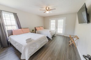 3 bedrooms, iron/ironing board, Internet, bed sheets