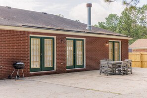 Outdoor dining - Ruby Red Reels- 15 Mins to Downtown (Savannah)