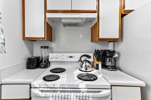 冷蔵庫、電子レンジ、オーブン、コンロ