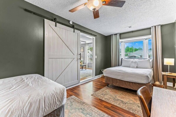 4 bedrooms, desk, iron/ironing board, free WiFi