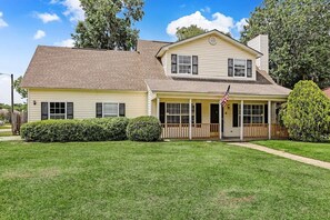 Exterior - Fenced Yard w/ Pool! Laurelwood Lodging (Savannah)