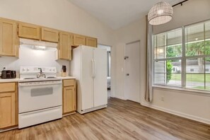 冷蔵庫、電子レンジ、オーブン、コンロ