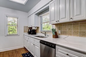 Fridge, microwave, oven, stovetop - 15 Mins to Tybee&Downtown! Fenced Yard & Firepit (Savannah)