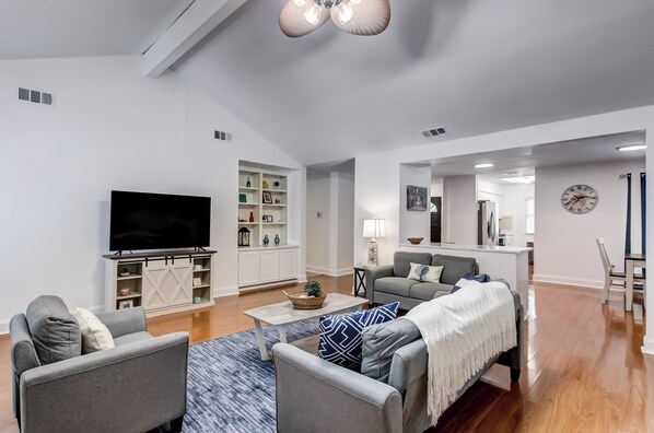 Smart TV, table football - 15 Mins to Tybee&Downtown! Fenced Yard & Firepit (Savannah)