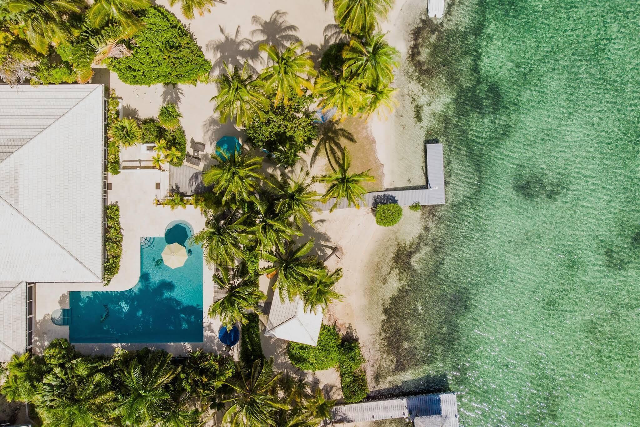 Alberca al aire libre y alberca climatizada