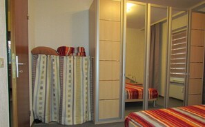 Tabla de planchar con plancha, wifi y ropa de cama