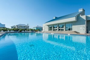 Appart'hôtel, plusieurs lits (Tristan Towers unit 2B) | Piscine | Piscine extérieure