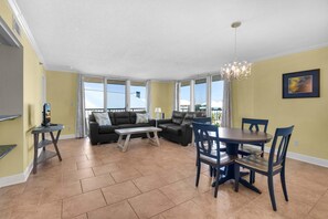 Appart'hôtel, plusieurs lits (Tristan Towers unit 2B) | Coin séjour