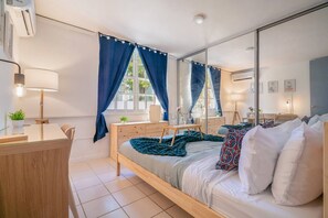 2 室のベッドルーム、デスク、アイロン / アイロン台、旅行用ベビーベッド