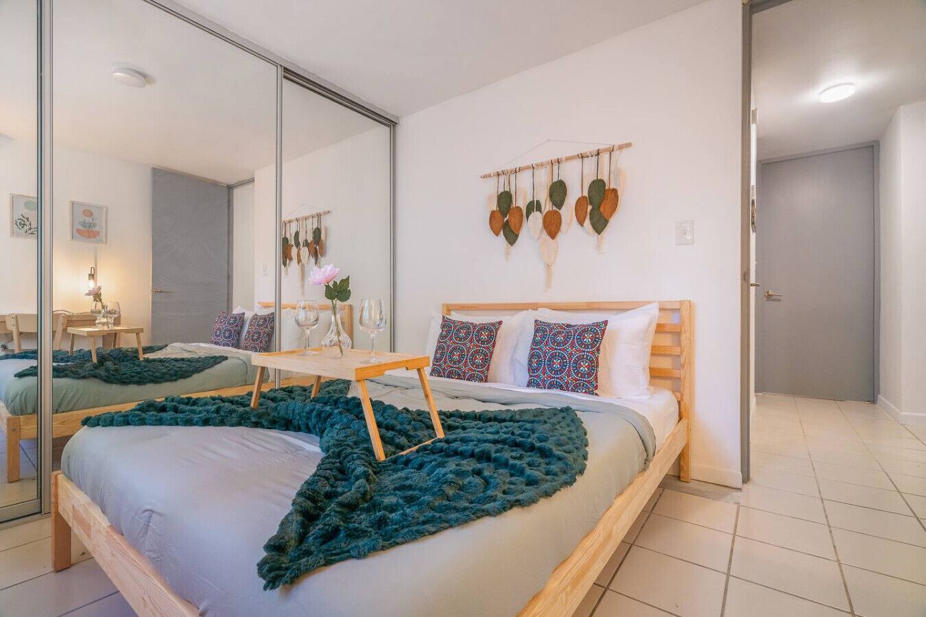 2 dormitorios, escritorio, tabla de planchar con plancha y cuna de viaje