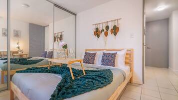 2 dormitorios, escritorio, tabla de planchar con plancha y cuna de viaje