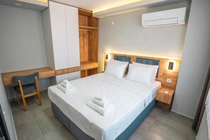 Iron/ironing board, bed sheets
