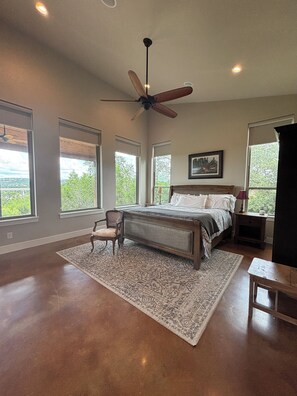 3 quartos, escrivaninha, ferros/tábuas de passar roupa