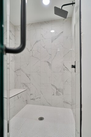 Een douche, een haardroger, handdoeken, zeep