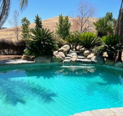 Sequoia Luxury Ranch House, View, Pool, horses, 30 min to Park, in Foothills