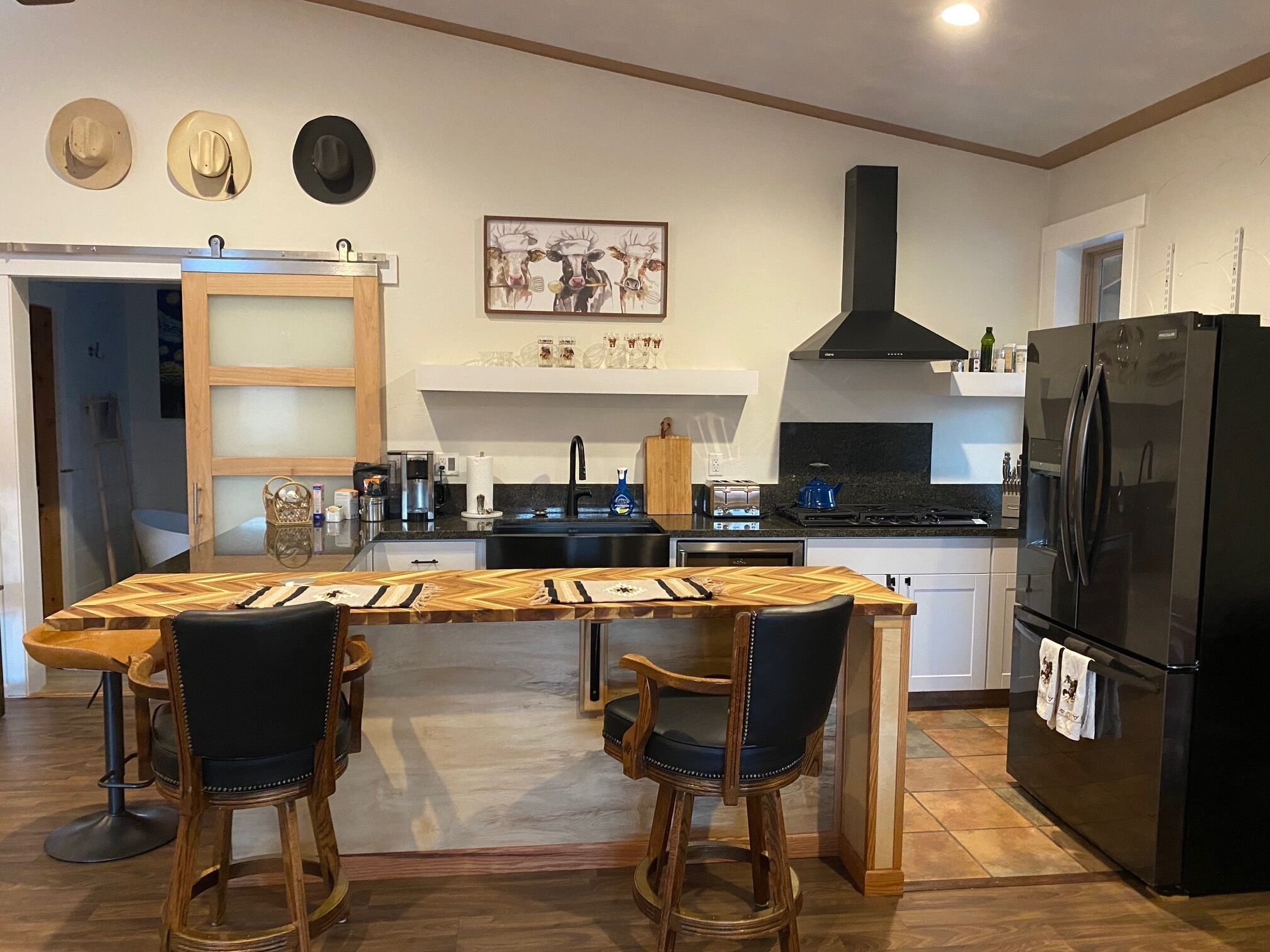 冷蔵庫、電子レンジ、オーブン、コンロ