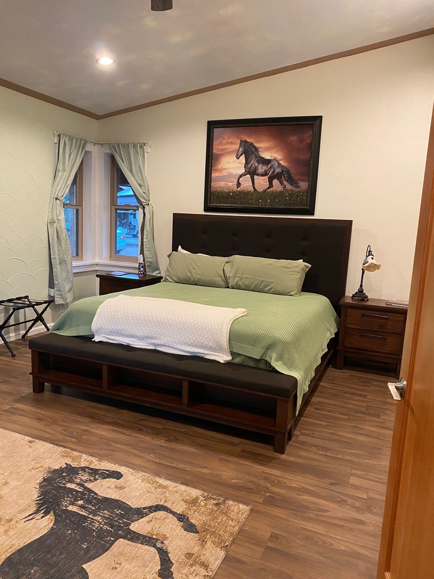 2 soveværelser, pengeskab på værelset, strygejern/strygebræt