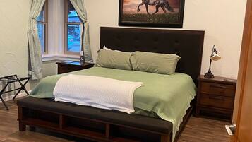 2 soveværelser, pengeskab på værelset, strygejern/strygebræt