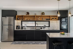 Refrigerador, microondas, horno y parrilla de estufa 
