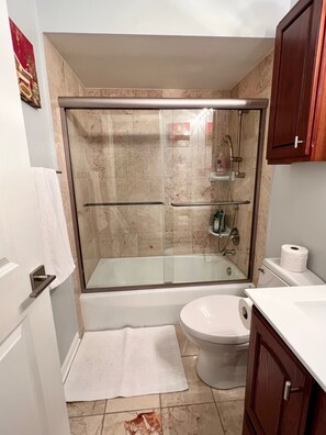 シャワー、ヘアドライヤー、タオル、石鹸