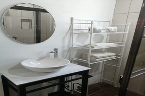 Pyyhkeet, saippua, vessapaperi