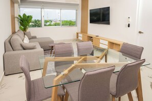 Leilighet – comfort, 2 soverom, byutsikt | Oppholdsområde | En 65-tommers smart-TV med digitale kanaler