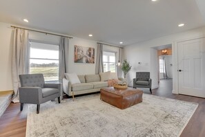 Smart TV, tavolo da calcetto, libri