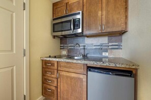 Private kitchen - STANDARD STUDIO LAKE VIEW@Hilton Vacation Club Lake Tahoe Resort Sout (South Lake Tahoe)