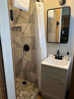 Regadera, toallas, jabón, papel de baño 