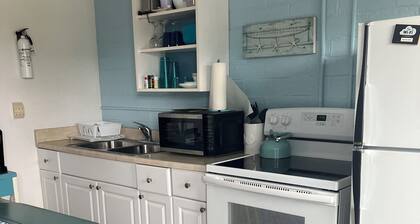 Quiet condo with WiFi in Pacific Beach. Less than 5 minutes to the beach.