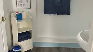 Sèche-cheveux, serviettes fournies, savon, papier toilette