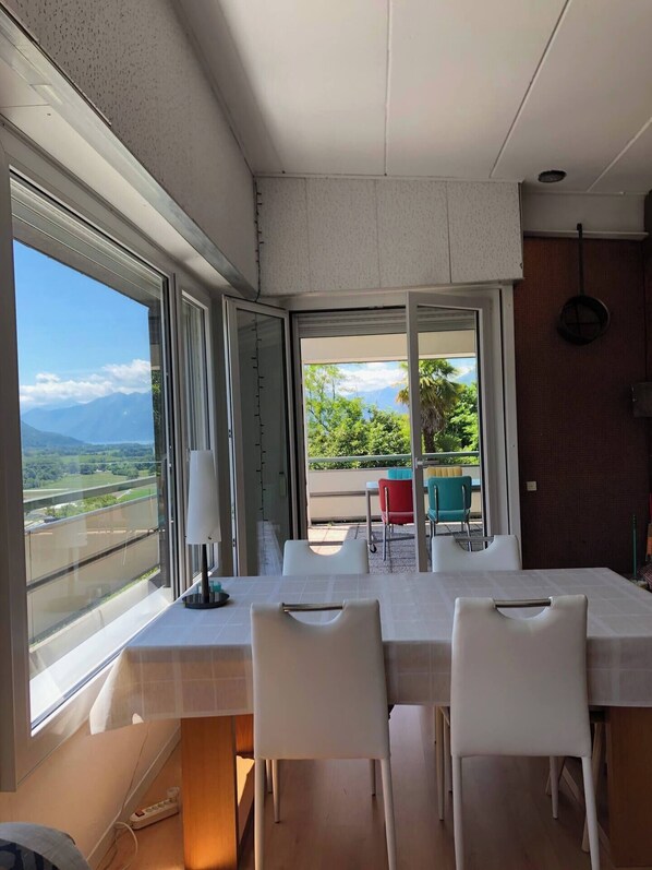 Outdoor dining - Stunning Apartment with 180 Degree Panoramic Views to Lake Maggiore (Bellinzona)