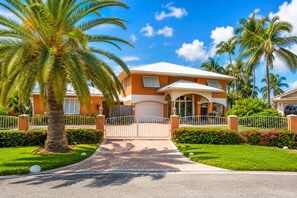 Exterior - Luxury Waterfront Key Colony, Pet-Friendly, Pool, Hot Tub, Deepwater 150 ft Dock (Key Colony Beach)