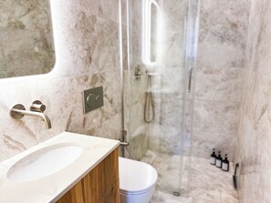 Douche, sèche-cheveux, bidet, serviettes fournies