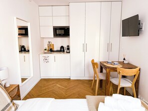 1 habitación, tabla de planchar con plancha, wifi y ropa de cama