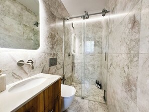 Dutxa, assecador de cabells, bidet i tovalloles