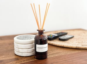 Douche, sèche-cheveux, bidet, serviettes fournies