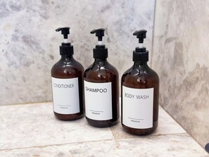 Chuveiro, secador de cabelo, bidê, toalhas de banho