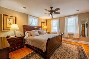 2 bedrooms, desk, iron/ironing board, WiFi