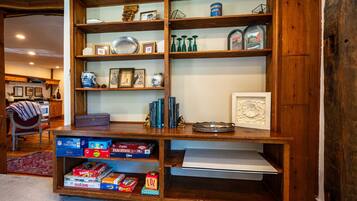 Une bibliothèque en bois contenant divers objets, notamment des livres, des photos encadrées et des objets décoratifs.