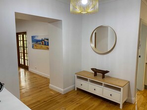 Interior - Cottage - 3 Bedrooms & 2-bathroom Cottage (Mitcham)