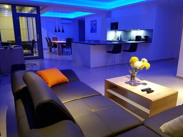 Living area - Suncity Luxury 2 bedroom apartment | Rooftop pool & Gym (Accra)