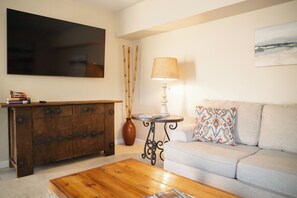 Una Smart TV, una pantalla de ordenador