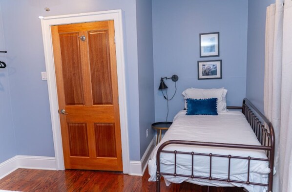 5 bedrooms, iron/ironing board, WiFi, bed sheets