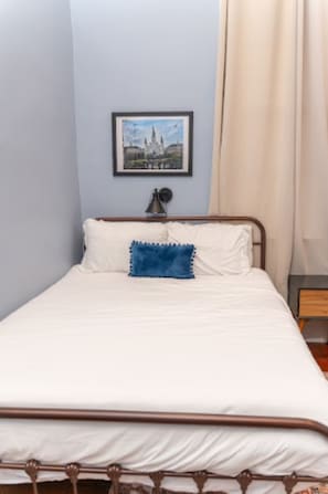 5 bedrooms, iron/ironing board, WiFi, bed sheets