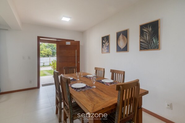 Basic Villa | Dining