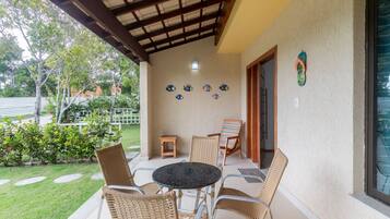 Basic Villa | Outdoor dining