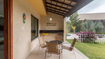 Basic Villa | Outdoor dining